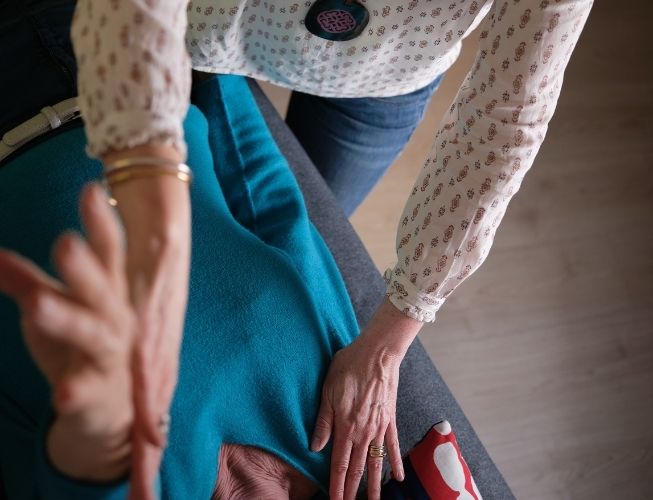 femme accompagnée en kinésiologie dans une ambiance apaisante