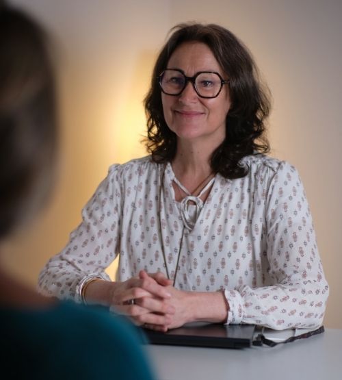 photo chaleureuse illustrant l’accueil et l’écoute